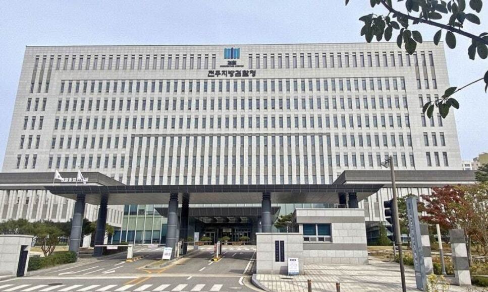 모델서 공업용 공구로 지인 살해한 60대 구속기소