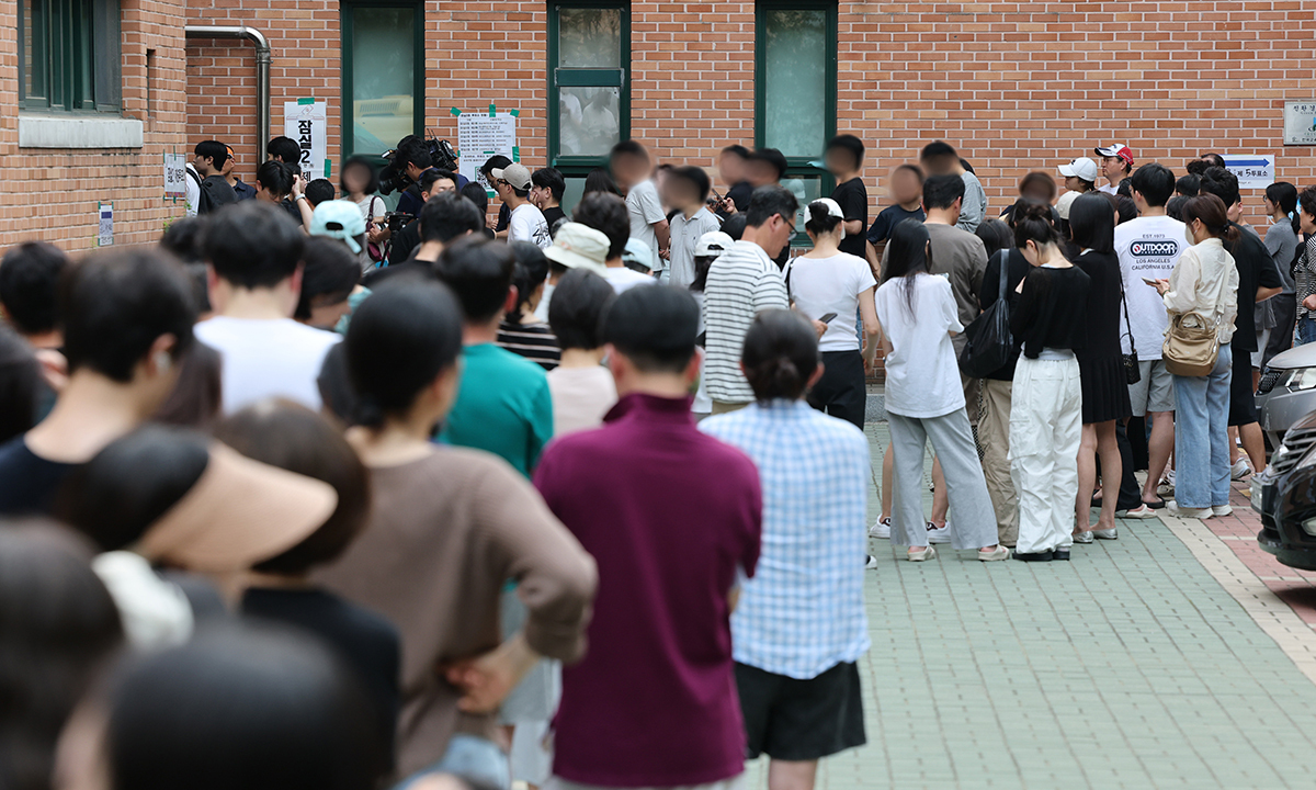 6·3 지방선거 본투표일인 지난 3일 서울 송파구 잠실2동 6투표소에서 투표용지 부족으로 유권자들이 대기하고 있다. 연합뉴스