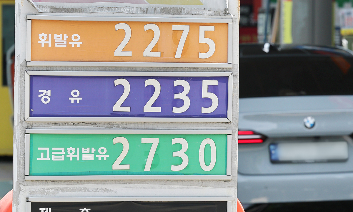 국제유가 30% 내렸는데… 주유소 기름값은 왜 제자리