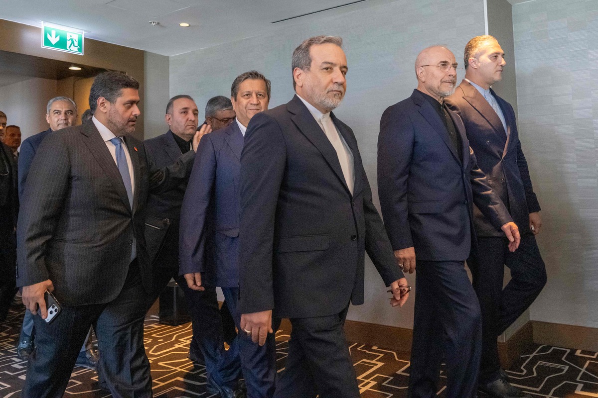 Iran's delegation including Minister of Foreign Affairs of Iran Abbas Araghchi (C) and Speaker of the Islamic Parliament of Iran, Mohammed Bagher Ghalibaf (2ndR) arrive for a quadrilateral meeting between the United States, Iran, Pakistan and Qatar at the Burgenstock luxury hotel complex near Lake Lucerne, Switzerland, on June 21, 2026, as part of talks aimed at advancing a deal to end the Middle East conflict. A new round of negotiations over the Middle East war was set to kick off on June 21, 2026 with Iranian negotiators arriving in the Swiss host city hours ahead of US Vice President JD Vance, even as Tehran said it was closing the Strait of Hormuz again over Israeli attacks in Lebanon. (Photo by URS FLUEELER / POOL / AFP)/2026-06-21 23:57:29/ &amp;lt;저작권자 ⓒ 1980-2026 ㈜연합뉴스. 무단 전재 재배포 금지, AI 학습 및 활용 금지&amp;gt;
