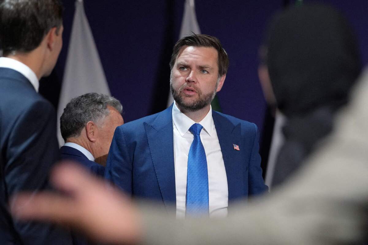 US Vice President JD Vance reacts ahead of the start of a quadrilateral meeting between the United States, Iran, Pakistan and Qatar at the Burgenstock luxury hotel complex near Lake Lucerne, Switzerland, on June 21, 2026, as part of talks aimed at advancing a deal to end the Middle East conflict. A new round of negotiations over the Middle East war was set to kick off on June 21, 2026 with Iranian negotiators arriving in the Swiss host city hours ahead of US Vice President JD Vance, even as Tehran said it was closing the Strait of Hormuz again over Israeli attacks in Lebanon. (Photo by Nathan Howard / POOL / AFP)/2026-06-21 23:58:47/ &amp;lt;저작권자 ⓒ 1980-2026 ㈜연합뉴스. 무단 전재 재배포 금지, AI 학습 및 활용 금지&amp;gt;