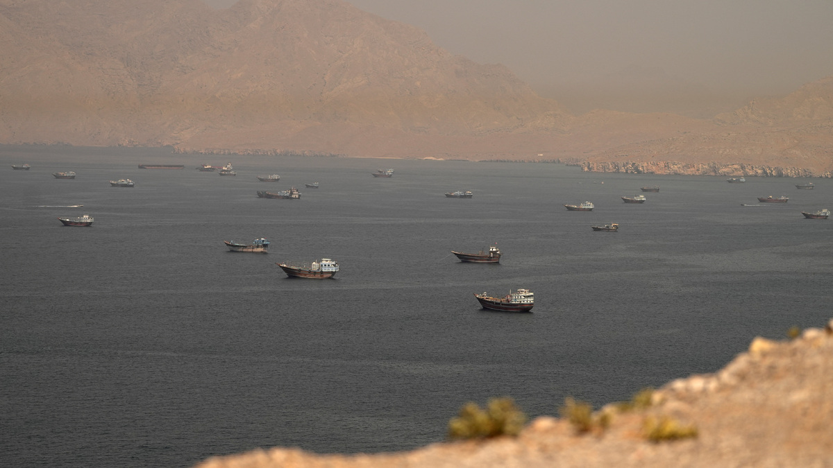 FILE PHOTO: Vessels at the Strait of Hormuz, as seen from Musandam, Oman, June 18, 2026. REUTERS/Stringer/File Photo/2026-06-22 08:40:40/ &amp;lt;저작권자 ⓒ 1980-2026 ㈜연합뉴스. 무단 전재 재배포 금지, AI 학습 및 활용 금지&amp;gt;