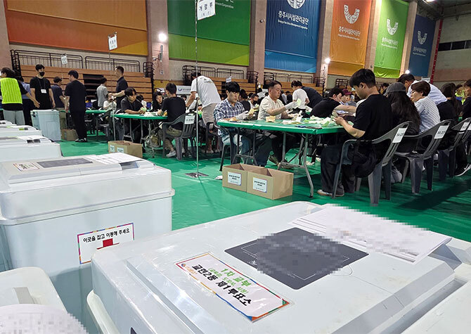 충북선관위, '124표차' 충주시장 선거 투표지 재검표