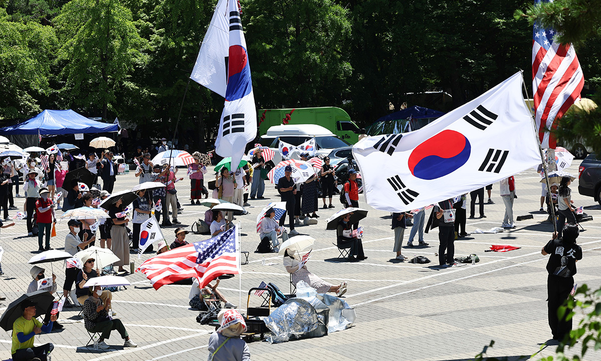 잠실 개표소 시위 현장서 경찰에게 침 뱉은 40대 체포