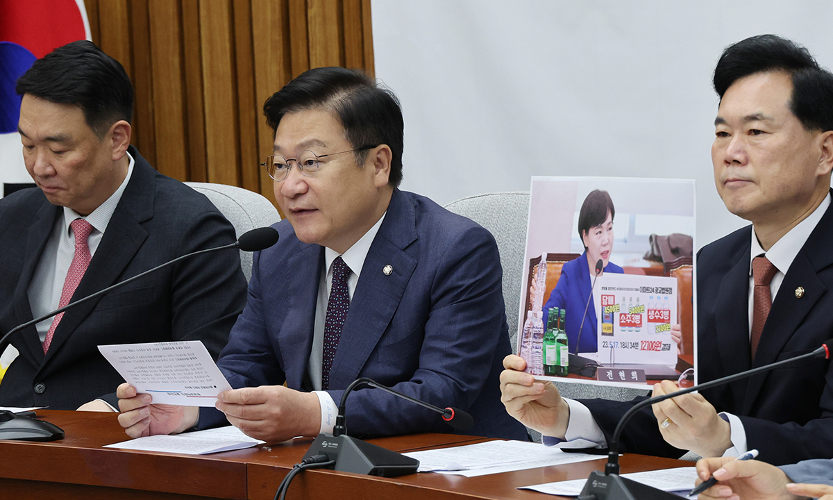 국민의힘 정점식 원내대표가 23일 서울 여의도 국회에서 열린 원내대책회의에서 후반기 국회 원 구성 협상을 두고 더불어민주당을 비판하고 있다. 왼쪽부터 정희용 당 사무총장, 정 원내대표, 김승수 원내운영수석부대표. 허정호 선임기자
