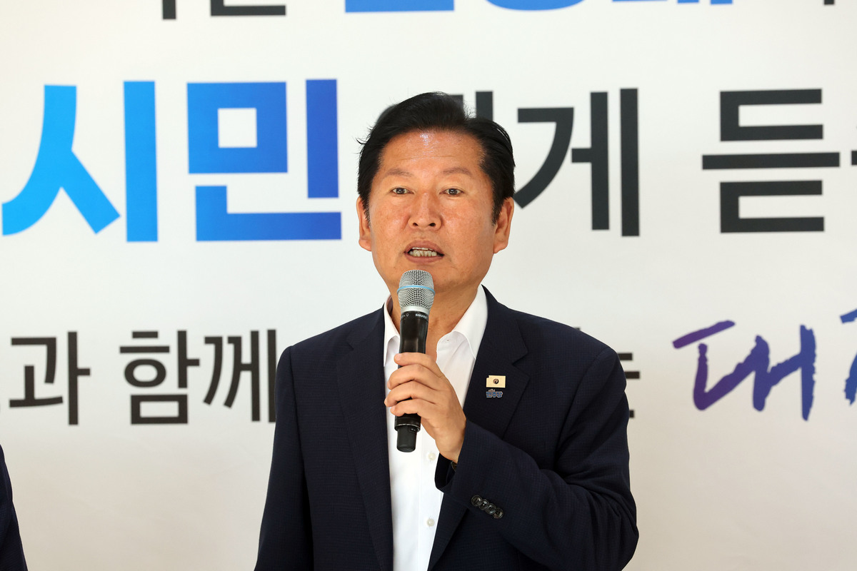 ‘李 팬덤 정치’ 따라하는 鄭… 세규합 통해 연임 기반 다지기