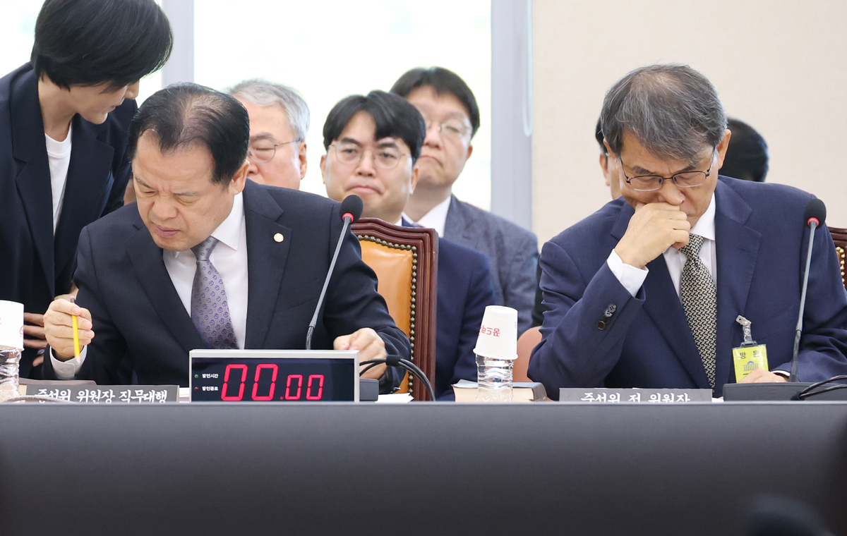 23일 국회에서 열린 투표용지 부족사태 등 국민참정권 침해 진상규명 및 선거관리 개혁을 위한 국정조사 특위 전체회의에 위철환 선관위원장 직무대행과 노태악 전 중앙선거관리위원장이 참석해 있다. 연합