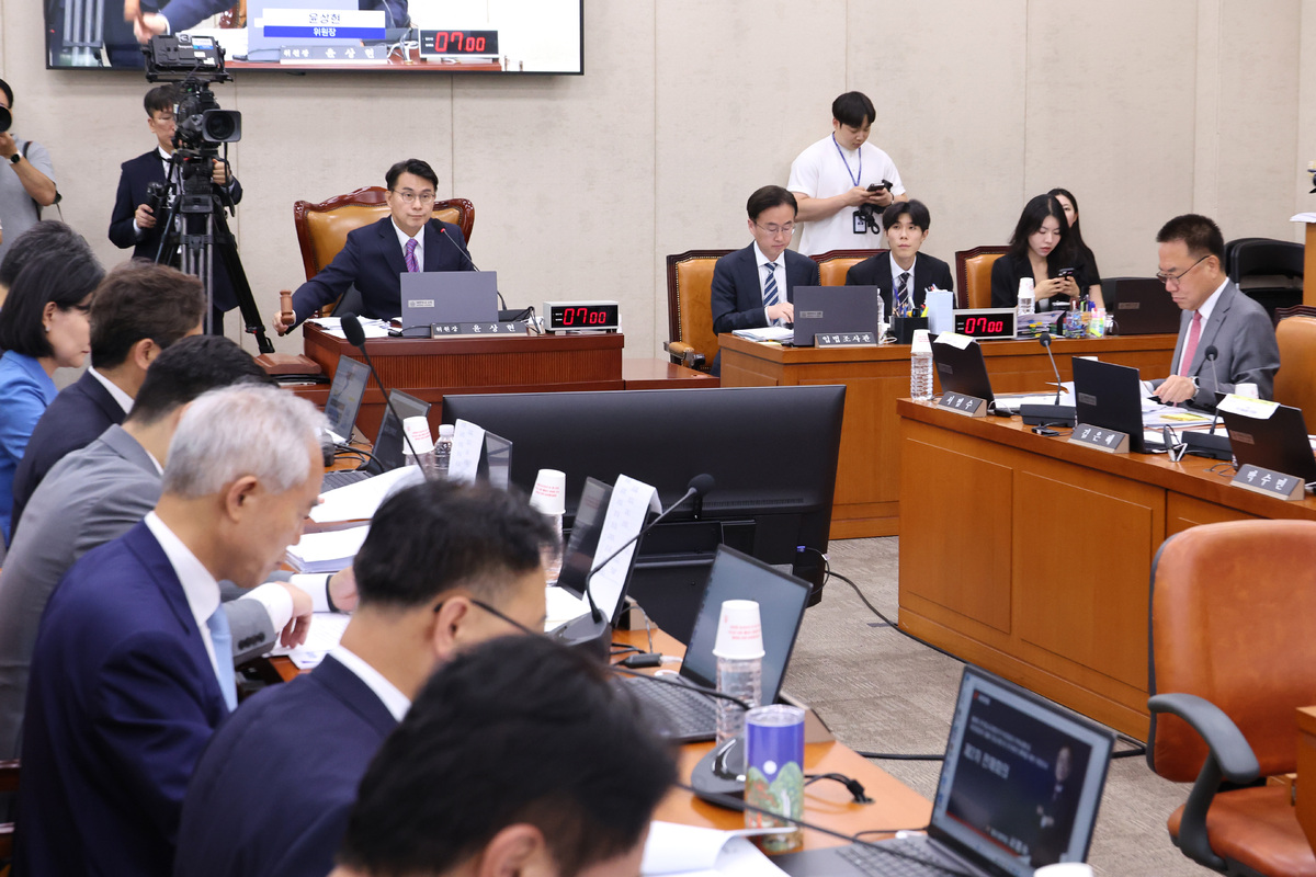 윤상현 위원장이 23일 서울 여의도 국회에서 열린 제9회전국동시지방선거투표용지부족 사태 등 국민참정권침해진상규명 및 선거관리개혁을 위한 국정조사 특별위원회에서 의사봉을 두드리고 있다. 뉴스1
