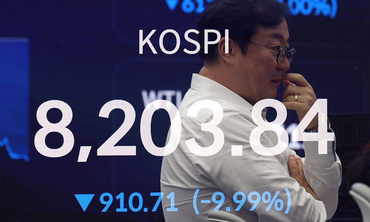 [서울=뉴시스] 조성우 기자 = 코스피가 전 거래일(9114.55)보다 910.71포인트(9.99%) 하락한 8203.84에 장을 마감한 23일 오후 서울 중구 우리은행 딜링룸 전광판에 지수가 표시되고 있다. 코스닥 지수는 전 거래일(968.40)보다 76.88포인트(7.94%) 내린 891.52에 거래를 마쳤다. 원·달러 환율은 전 거래일(1537.0원)보다 2.1원 오른 1539.1원에 주간 거래를 마감했다. 2026.06.23. xconfind@newsis.com
