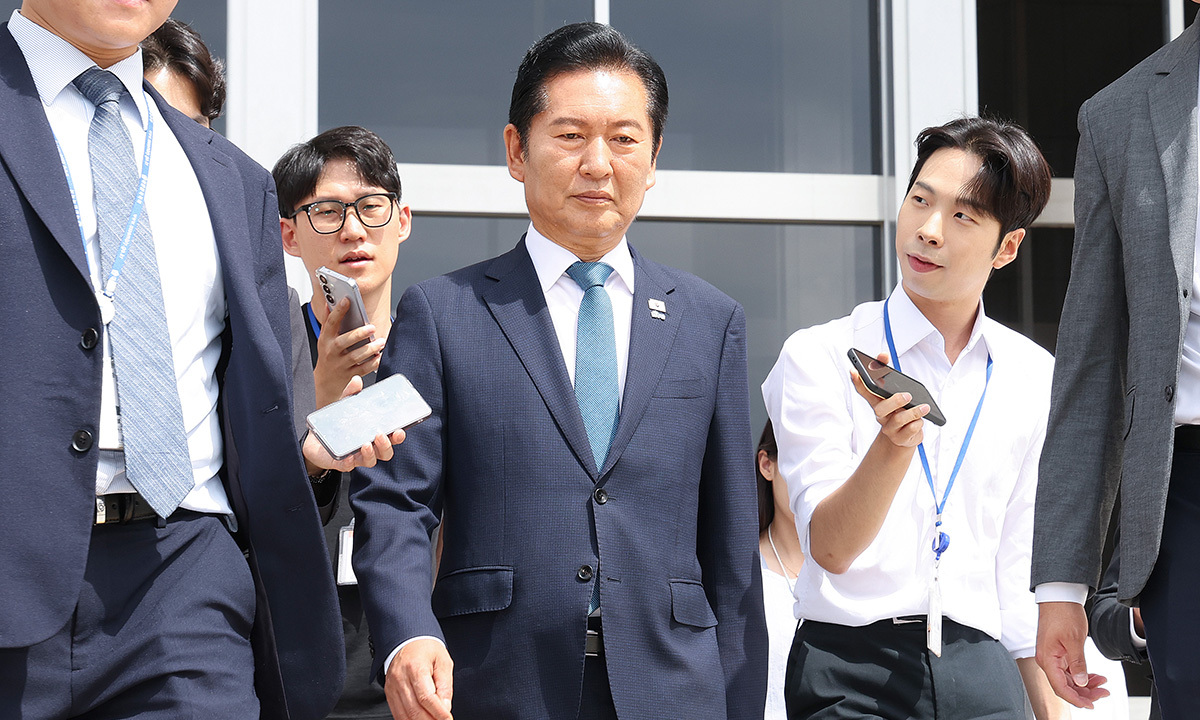정청래 더불어민주당 대표가 24일 서울 여의도 국회에서 열린 최고위원회의에서 당 대표직 사퇴를 발표한 후 국회를 나서고 있다. 연합뉴스