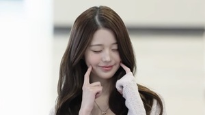 공항 신원 확인 논란…장원영, 이번엔 맨얼굴로 등장