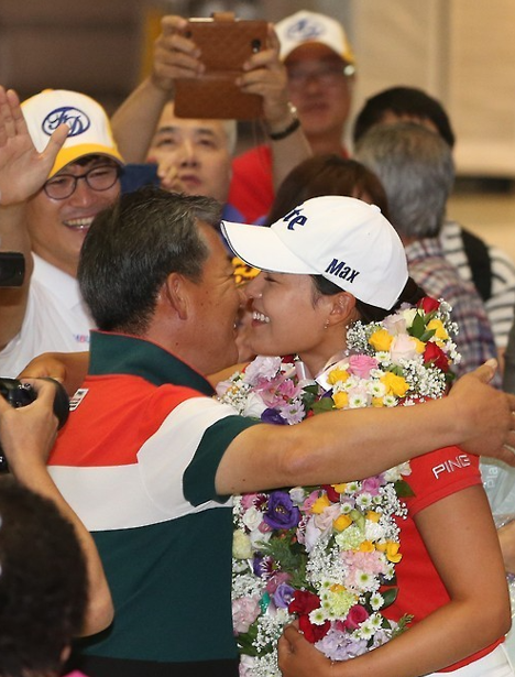 US여자오픈 우승 후 귀국한 전인지가 아버지 전종진씨와 포옹을 나누고 있다. 연합뉴스