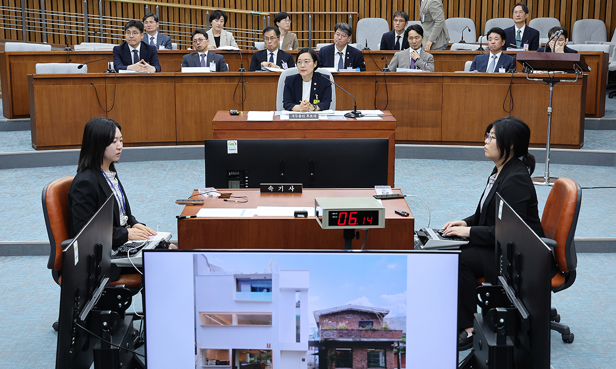 한성숙 국무총리 후보자가 25일 서울 여의도에서 열린 인사청문회에서 종로구 연건동 카페 불법 증개축 논란에 대한 질의를 받고 있다. 뉴스1