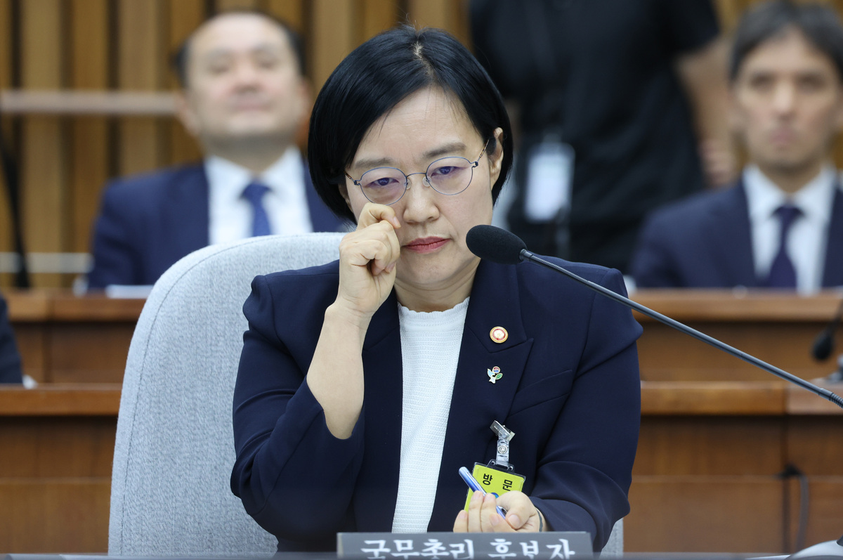 긴장 한성숙 국무총리 후보자가 25일 서울 여의도 국회에서 열린 국무총리 임명동의안 심사를 위한 인사청문회에서 안경을 고쳐쓰고 있다. 한 후보자는 “저에게 기회를 주신다면 ‘일만 하는 총리’가 되겠다”며 “AI(인공지능) 대전환을 통해 경제 구조의 전환을 이끌어내고 미래 세대의 성장을 돕고 사회적 약자를 위한 따뜻한 울타리를 만드는 데 총력을 다하겠다”고 말했다. 허정호 선임기자