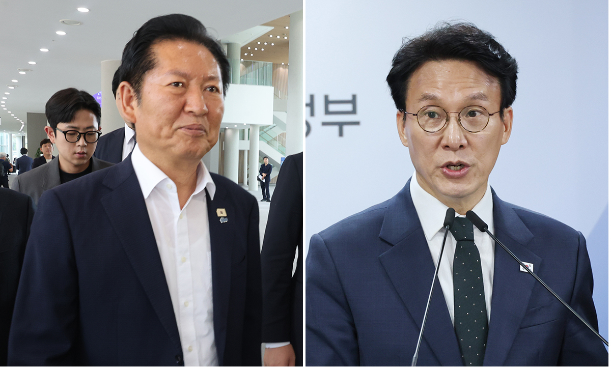 당선인 워크숍 간 鄭 정청래 전 더불어민주당 대표(왼쪽)가 25일 전북 정읍 아우름캠퍼스에서 열린 전북지역 당선인 워크숍에 참석하고 있다.&nbsp;정읍=연합뉴스
金 ‘檢개혁’ 브리핑 김민석 국무총리가 25일 정부서울청사에서 연 검찰개혁 관련 브리핑에서 “정부가 별도의 입법안을 제시하기보다는 국회의 논의와 결정을 존중하도록 하겠다”고 밝혔다. 연합뉴스