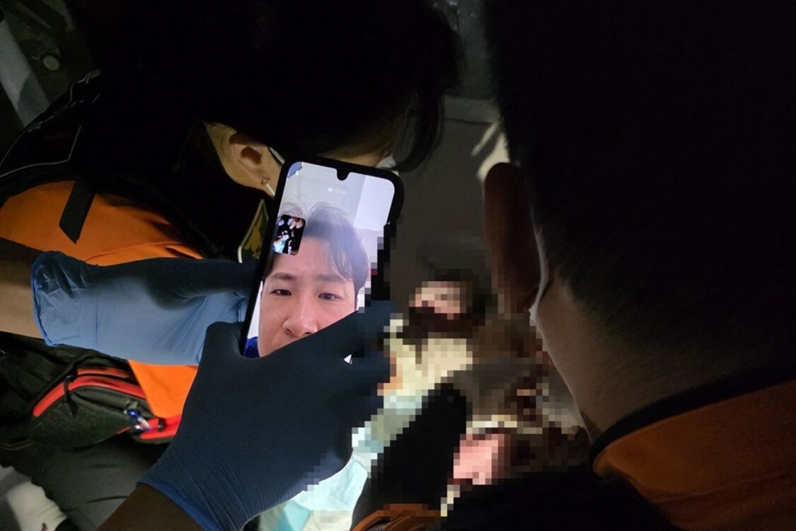 지난 24일 오전 6시29분쯤 전북 고창군 고창읍의 한 주택에서 119구급대원들이 실시간 영상 의료 지도를 통해 의료진의 지시에 따라 임신 39주 산모의 출산을 돕고 있다. 전북도소방본부 제공