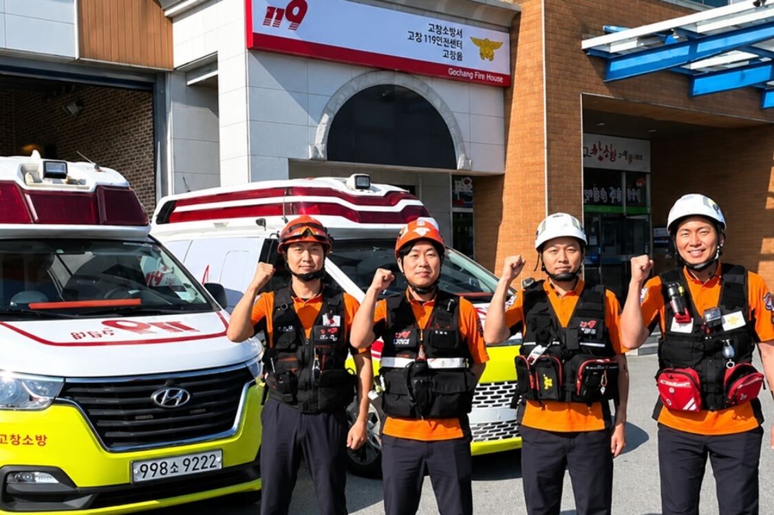 실시간 영상 의료 지도를 통해 임신 39주 산모의 성공적인 출산을 도운 고창소방서 소속 119 구급대원들이 "언제, 어느 때나 주민의 생명과 안전을 지키는데 앞장설 것"이라며 파이팅을 외치고 있다. 전북도소방본부 제공