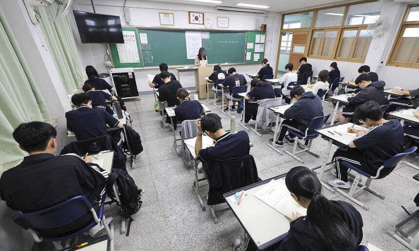 2027학년도 대학수학능력시험 6월 모의평가가 열린 지난 4일 서울 송파구 잠신고등학교에서 학생들이 시험 준비를 하고 있다. 연합뉴스
