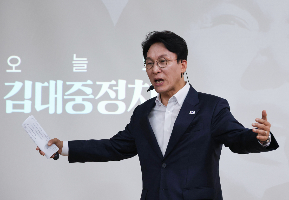 김민석 국무총리가 26일 광주광역시 김대중컨벤션센터에서 김대중정치학교 주최로 열린 '청년리더십학교 워크숍'에서 '청년 정치인을 위한 DJ 정치론'을 주제로 특강하고 있다.&nbsp; &nbsp; 연합뉴스