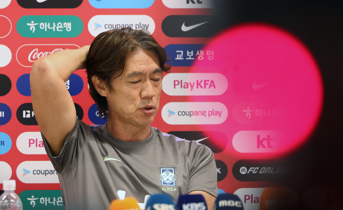 홍명보 축구 국가대표팀 감독이 25일(현지 시간) 멕시코 과달라하라 인근 사포판에 위치한 베이스캠프 훈련장 치바스 바예 베르데에서 회복 훈련 전 기자회견하고 있다. 뉴시스