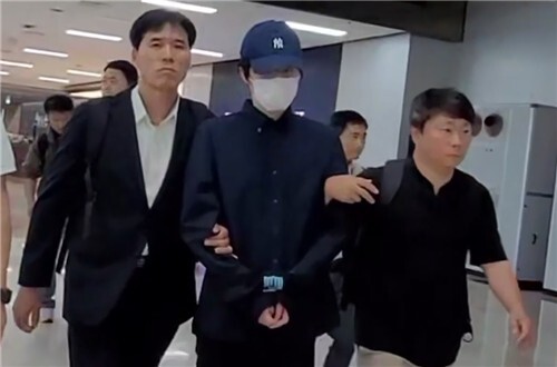 국내로 송환된 마나토끼 운영자 A(37·가운데)씨. 경북경찰청 제공