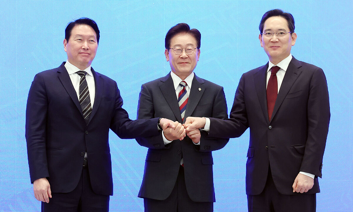 이재명 대통령과 이재용 삼성전자 회장, 최태원 SK그룹 회장이 29일 청와대에서 열린 3대 메가프로젝트 국민보고회에서 기업 투자계획 발표 후 손을 잡고 있다. 청와대통신사진기자단