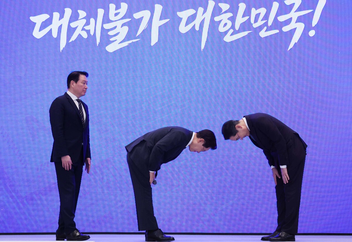 李 대통령 “두 분은 국가 영웅” 이재명 대통령과 이재용 삼성전자 회장이 29일 청와대에서 열린 ‘대한민국 대도약 3대 메가프로젝트 보고회’에서 90도로 인사를 주고받고 있다. 이 대통령은 최태원 SK그룹 회장에게도 90도 인사를 했다. 이 대통령은 대규모 국내투자를 결심한 이 회장과 최 회장을 “국가 영웅”이라고 평가했다.청와대사진기자단