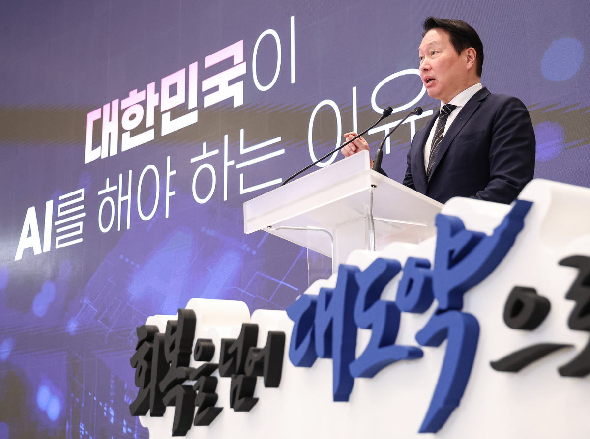 최태원 SK그룹 회장이 29일 청와대에서 이재명 대통령 주재로 열린 3대 메가프로젝트 국민보고회에서 투자계획을 발표하고 있다.&nbsp; &nbsp; 청와대통신사진기자단