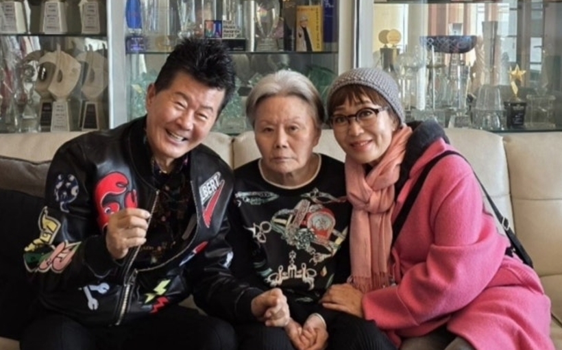 (왼쪽부터) 태진아, 태진아의 아내 이옥형씨, 하춘화. 태진아 SNS 캡처