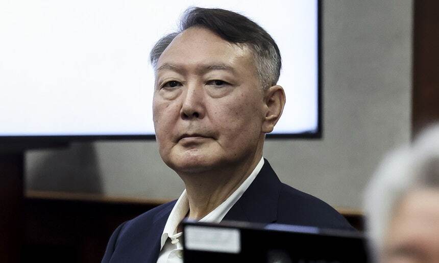 “국무회의 거쳐 비상계엄 선포 계획” 尹 위증 2심 첫 재판… 의견표명이냐, 사실 왜곡이냐