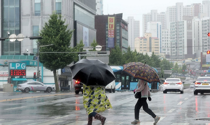 목요일 장맛비 그치고 내륙 곳곳 소나기…체감 최고 31도 안팎