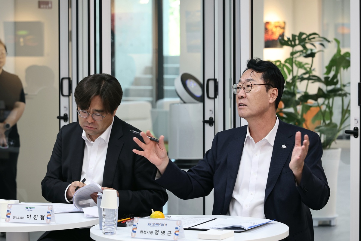 ‘연임’ 정명근 화성시장, 취임식서 ‘민생 1호’ 서명…교통·돌봄 챙기기