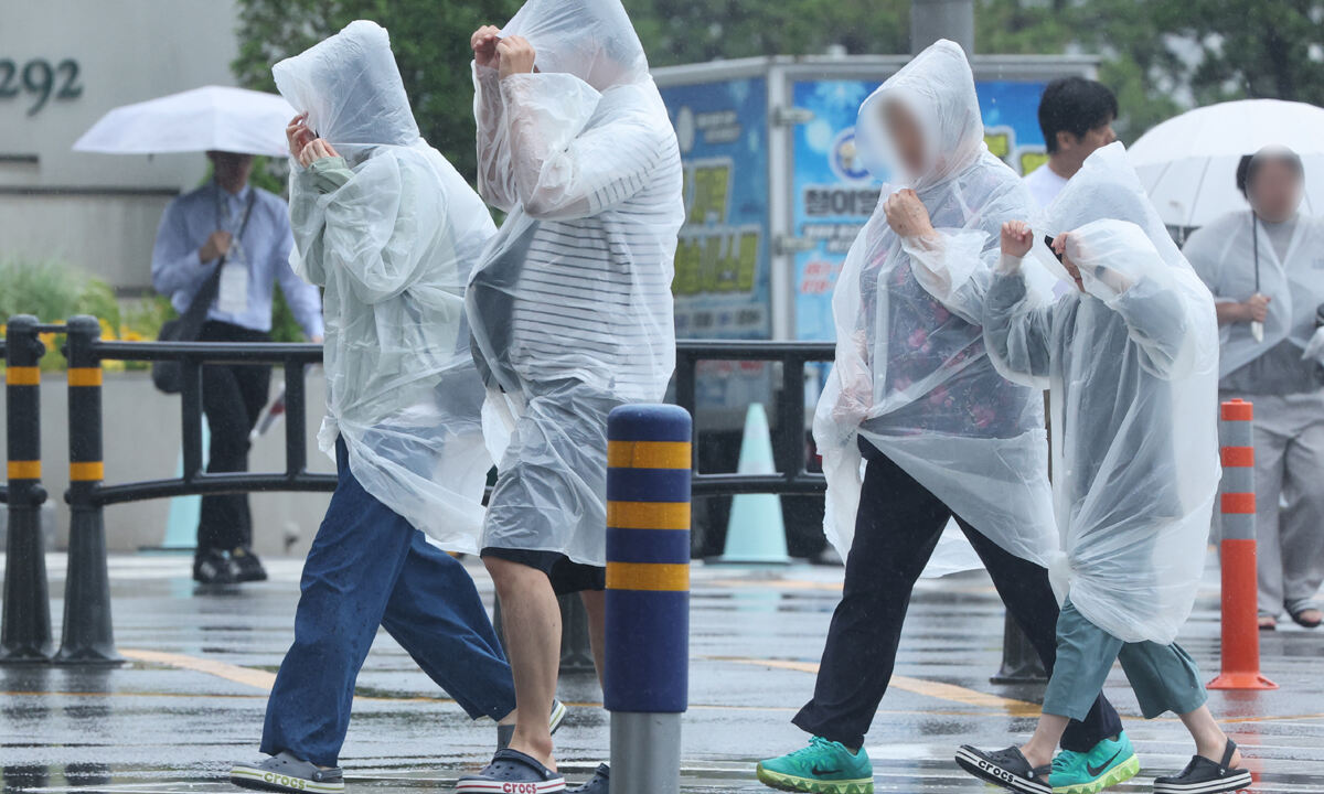 전국에 장마 다음주 초까지 이어져…주말 낮 최고 32도