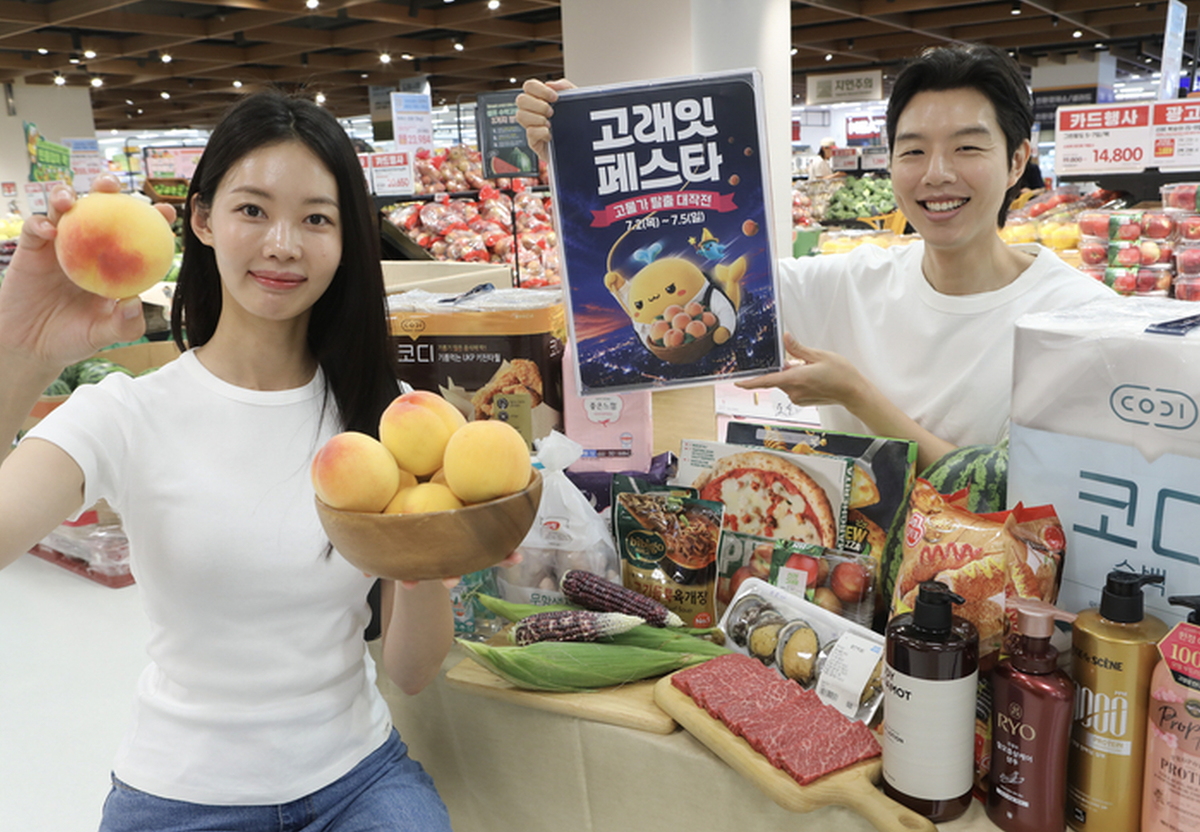“수박 9990원·삼겹살 980원”…장바구니 물가 비상에 ‘반값 전쟁’