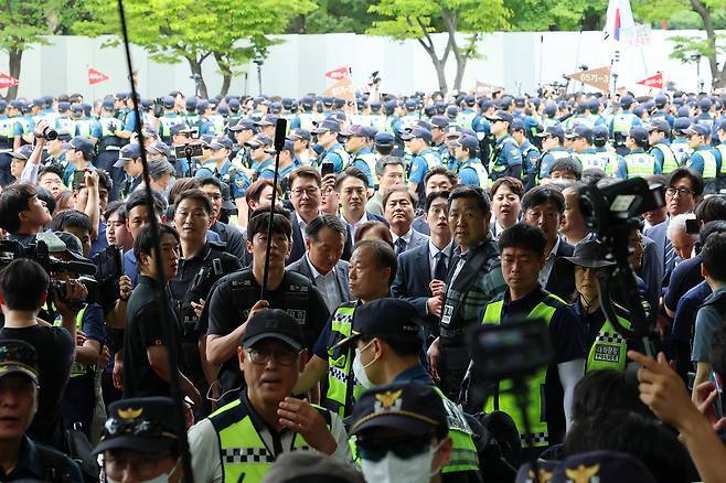 ‘잠실 개표소 봉쇄’ 28일째…국조특위, ‘올다르크’ 등 시위대 뚫고 첫 내부 조사