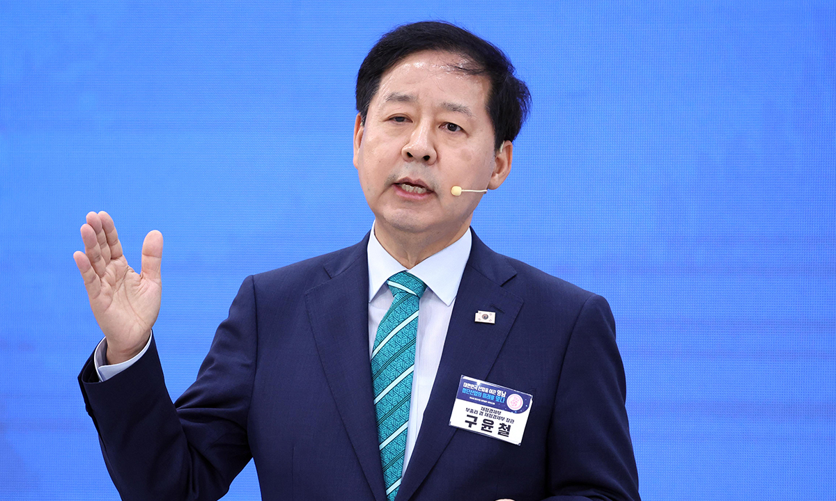 구윤철 부총리 겸 재정경제부 장관이 3일 경남 진주시에서 이재명 대통령 주재로 열린 영남권 첨단산업 발전비전 국민보고회에서 정부 지원방안을 발표하고 있다. 청와대통신사진기자단