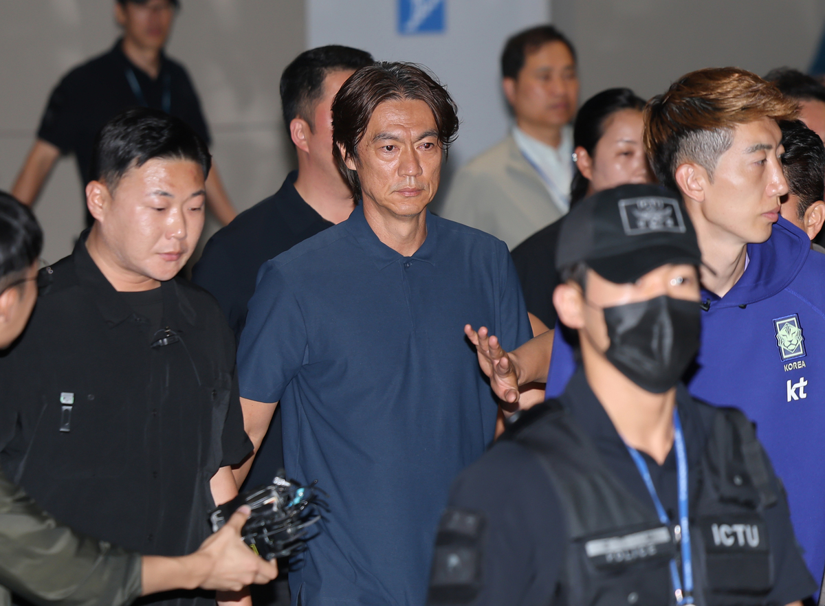 ‘월드컵 탈락 책임’ 홍명보 전 감독, LA로 비밀리 출국… 비용 보니