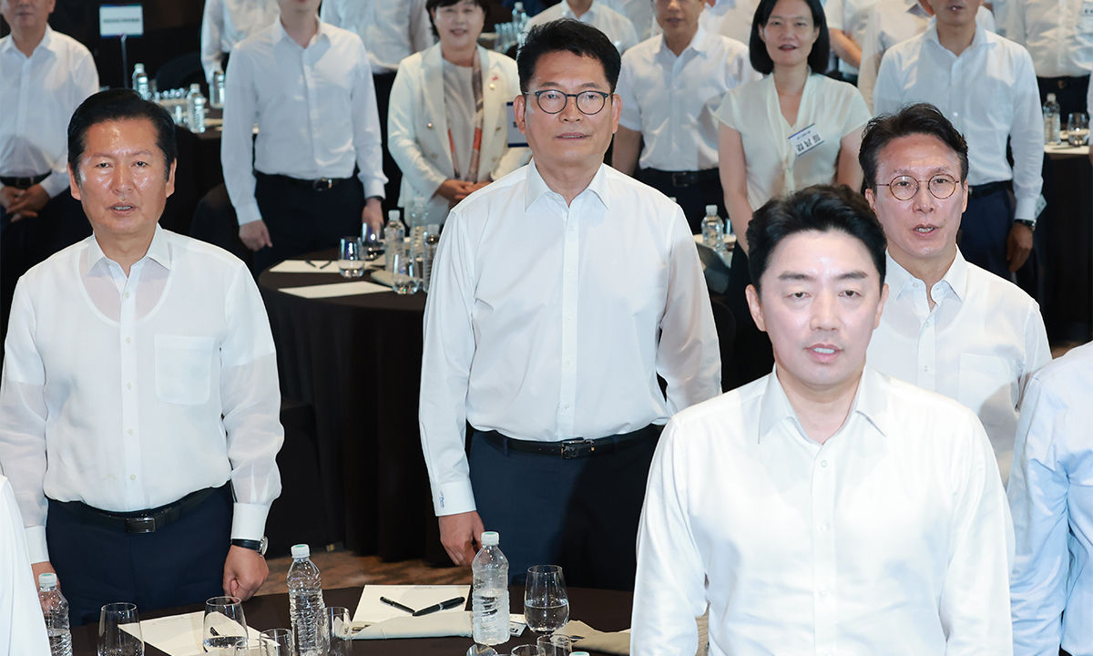 더불어민주당 정청래 전 대표(왼쪽부터), 송영길 의원, 강훈식 대통령 비서실장, 김민석 전 총리가 3일 서울 용산구 한 호텔에서 열린 민주당 국회의원 워크숍에 참석해 애국가를 부르고 있다. 연합뉴스