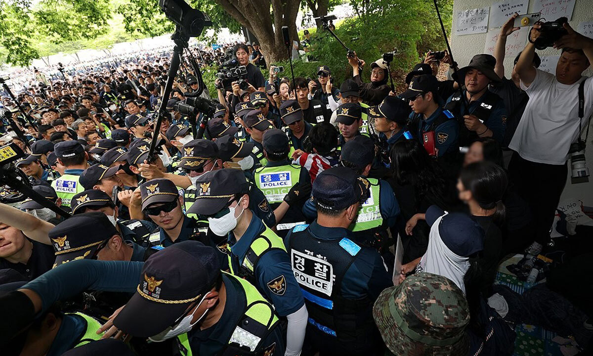 잠실개표소 국조특위 진입 막는 시위중 경찰 폭행 60대 구속심사
