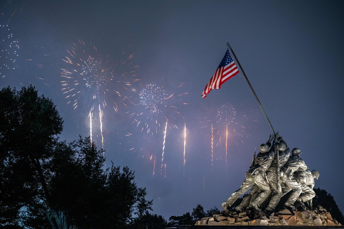 epa13088248 Fireworks light up the sky at the Iwo Jima Memorial in Arlington, Virginia, USA, 05 July 2026. Today?s 250th Independence Day celebration on the National Mall will include musical performances, military flyovers, an address by President Trump, and what organizers are billing as the largest fireworks display in history. EPA/MATTHEW KAMINSKY/2026-07-05 14:40:35/ &amp;lt;저작권자 ⓒ 1980-2026 ㈜연합뉴스. 무단 전재 재배포 금지, AI 학습 및 활용 금지&amp;gt;