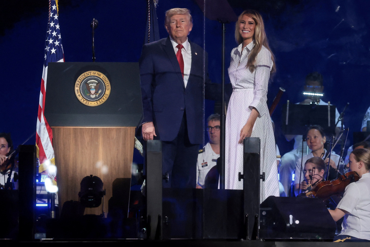 U.S. President Donald Trump and U.S. first lady Melania Trump stand onstage together after his remarks at a Fourth of July rally, marking the 250th anniversary of U.S. independence, on the National Mall in Washington, D.C., U.S., July 4, 2026. REUTERS/Jonathan Ernst/2026-07-05 16:35:31/ &amp;lt;저작권자 ⓒ 1980-2026 ㈜연합뉴스. 무단 전재 재배포 금지, AI 학습 및 활용 금지&amp;gt;