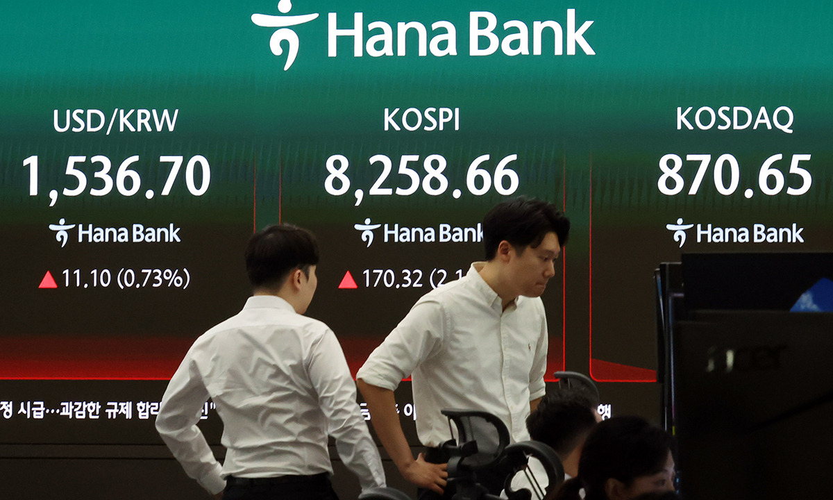 삼성전자 실적 하루 앞두고 코스피 8200선 탈환…반도체 ‘투톱’ 강세