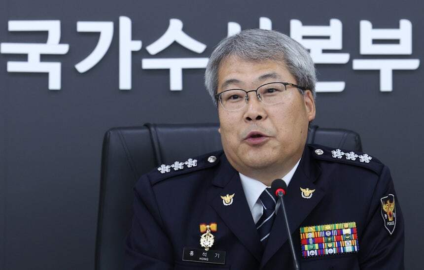 홍석기 신임 국가수사본부장이 지난 3일 경찰청 국가수사본부에서 열린 전국 수사 지휘부 화상 회의에 앞서 인사말을 하고 있다. 광주 여고생 살인범 장윤기 수사팀의 ‘봐주기’ 수사 정황이 불거진 직후 홍 본부장은&nbsp;“엄정 수사를 지시했다”며&nbsp;“이번 건은&nbsp;최선을 다해서, 명운을 걸고 수사하겠다”고 다짐했다.&nbsp;뉴스1