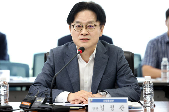 김정관 장관 “캐나다 잠수함 수주전 ‘졌잘싸’…다음엔 ‘이잘싸’”