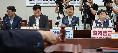 최저임금 막판 줄다리기…"3년간 저율 인상" vs "지불능력 한계"