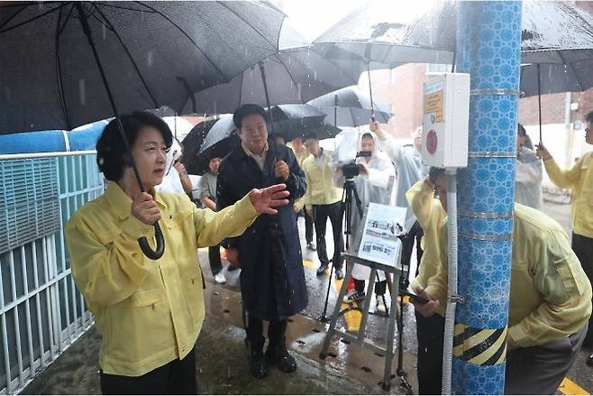 추미애 경기지사(왼쪽)가 9일 오전 안양시 석수동 주택가에서 여름철 호우 대비상황을 점검하고 있다. 경기도 제공