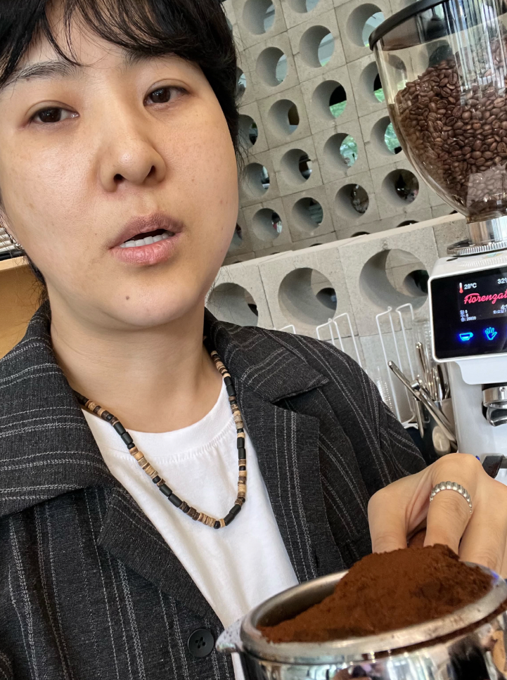 손님 저격글을 올린 카페 사장 부캐릭터. 강유미 스레드 캡처