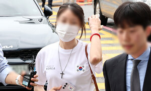 ‘태극기 셔츠’ 입고 경찰 출석한 올다르크… “자유민주주의 대가라면 치를 것”
