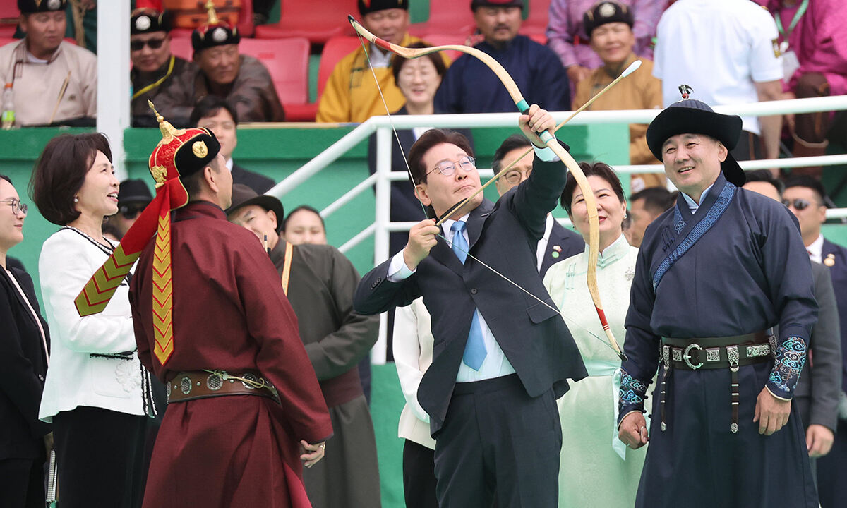 李대통령, 몽골 최대 국가행사서 ‘활쏘기’ 체험…몽골 대통령 “李 참석 감사”