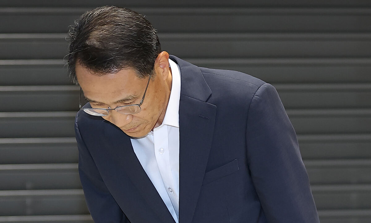 고개숙인 경찰청장 직무대행 유재성 경찰청장 직무대행은 10일 인천국제공항 제2여객터미널에서 ‘장윤기 사건’을 둘러싼 경찰 부실수사 및 유착 논란에 대해 “국민 여러분께 심려를 끼쳐드려 매우 송구스럽다”며 사과했다. 인천공항=연합뉴스